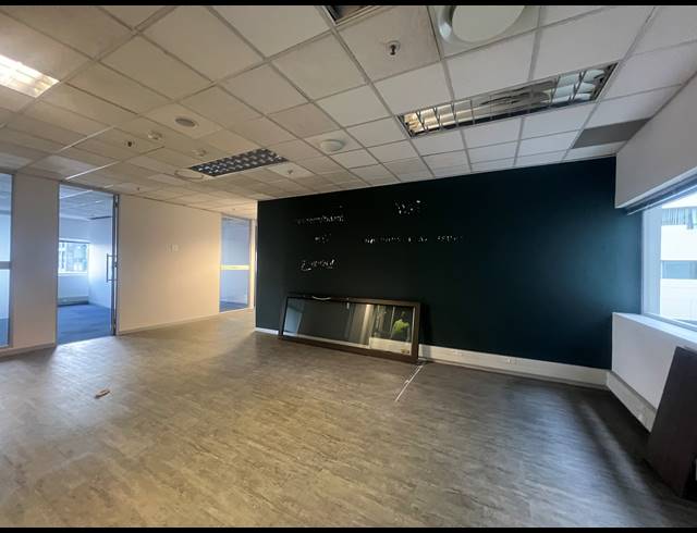 1,061M² OFFICE TO LET IN ROSEBANK